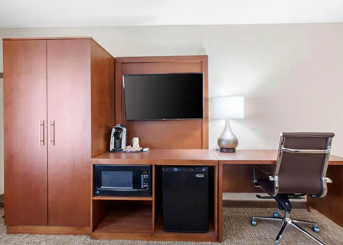 Comfort & Pinetop Show Hotel Lakeside