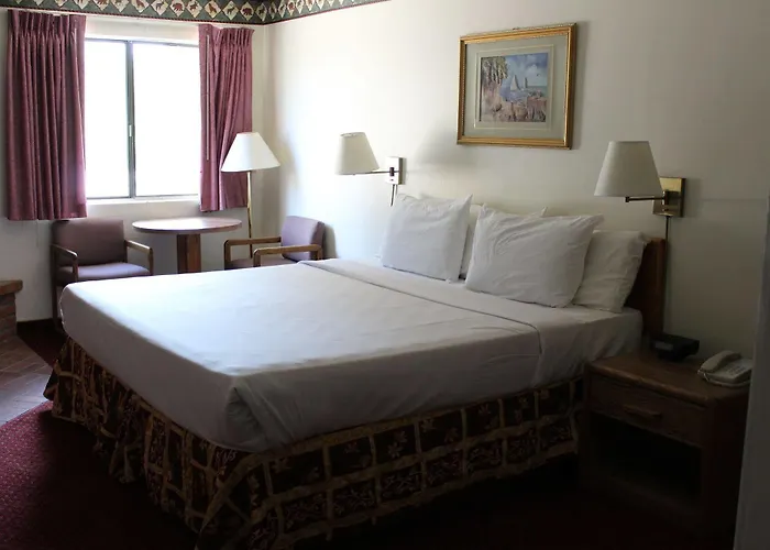 Comfort & Pinetop Show Hotel Lakeside