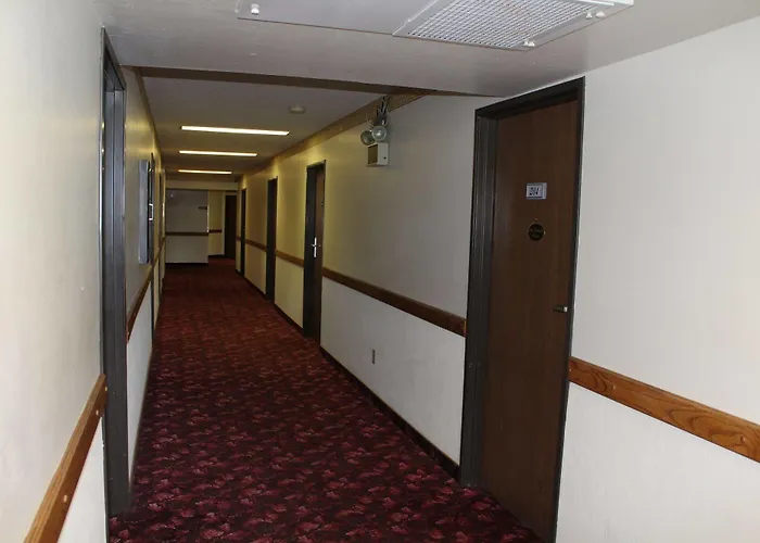 Comfort & Pinetop Show Hotel Lakeside
